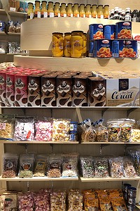 　飛龍免稅店完稅商品區新增數十項進口食品，不必出示任何出入境證明即可現場自由選購。（圖／文：陳鵬雄）