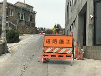 　台電於東莒進行供電品質管路改善工程，估計需3日工期，汽車需改道行駛。（圖／文：蔡夢玲）