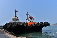 　東引中柱港船舶拖帶工作進行輪換，由臺港13303號拖船（右）接替中414號拖船。（圖／文：陳其敏） 