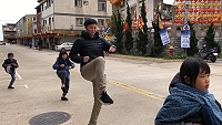 桃園市政府體育局長莊佳佳和3位高雄小學生在塘岐街道上一起打拳,臨陣演出依然架勢十足。(圖/文:陳鵬雄)