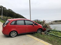 　北竿一小客車失速衝撞護欄，差一點連人帶車衝至&#22338;里水庫內。（圖／文：陳鵬雄）