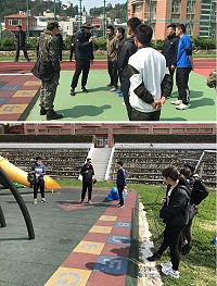 《綜藝大集合》節目26日進行遊戲徵選,吸引許多在地鄉親及國軍弟兄前往挑戰。(圖/文:吳嘉榮)