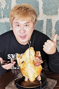 主持人胡瓜28日上午搭船到北竿大坵島錄製梅花鹿節目,午餐品嘗後在臉書貼文說,有生以來吃過最好吃的桶仔雞-馬祖大坵蜈蚣雞。(圖:摘自胡瓜臉書)
