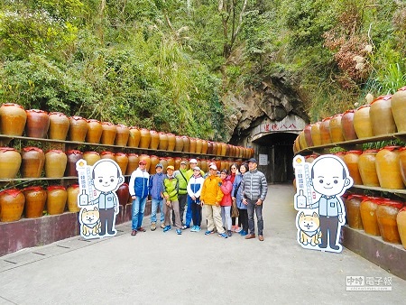連江縣馬祖酒廠在八八坑道外設立韓國瑜Q版人形立牌,成為遊客們打卡熱點。(葉書宏攝)