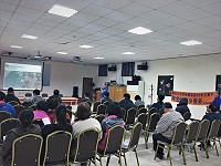 「連江縣東引人文地景街區幸福設施計畫」說明會,鄉親聽取顧問公司說明規劃目標與實際施作內容。(圖:工務處)
