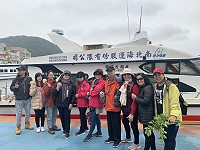 　大坵生態之旅29日啟航，首梯10名遊客開心登島賞鹿。（圖／文：馮紹夫）