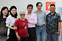 東引鄉長林德建、鄉代會主席王維德等人專程造訪隱身台北巷弄裡的「東引小吃店」,並取得經營者的全力支持,共同透過店舖空間行銷「東引」故事。(圖:東引鄉公所)