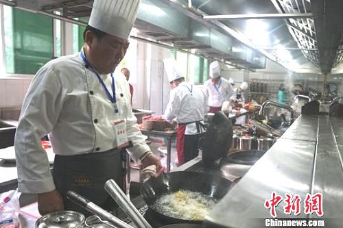 　馬祖廚師林中超在福州市第2屆閩菜烹飪職業技能大賽製作經典閩菜。（圖：中新網）