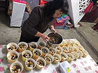 冰涼滑口豆花,滿滿配料搭上甜而不膩的糖水,炎熱天氣裡最消暑的聖品。(圖/文:蔡夢玲)
