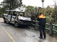 北竿壁山路2日下午發生一起離奇火燒車意外,無動力報廢九人座被燒的僅剩焦黑車殼。(圖/文:陳鵬雄)