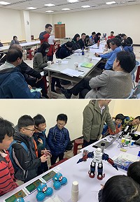 　台師大陳美勇教授趁研討會空檔指導各校科展團隊，現場還有機器人展示，讓中正學子獨家體驗。（圖／文：馮紹夫）
