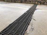 　芹壁入村路面水溝蓋受損，車子輾壓過產生巨大撞擊聲干擾住戶。（圖／文：陳鵬雄）