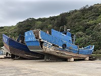 　去年颱風受損的多艘貨船目前仍暫置白沙碼頭待修。（圖／文：陳鵬雄）