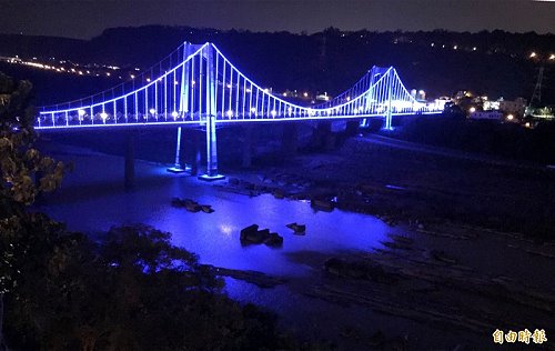 夜遊大溪觀光吊橋,有機會可以看到如同馬祖的「藍眼淚」美景,令遊客十分驚喜。(自由時報記者李容萍攝)
