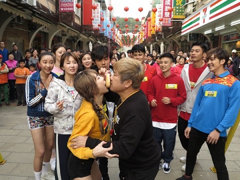 ▲胡瓜和董梓甯挑戰「傳情繼光餅」遊戲。(圖/民視提供)