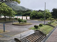 　塘岐運動場上方空地要搭建臨時教室供塘岐國小師生移地教學之用。（圖／文：陳鵬雄）