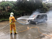 大坪村一輛箱型車昨日發生火燒車意外,經消防分隊控制後沒有大礙。(圖/文:蔡夢玲)