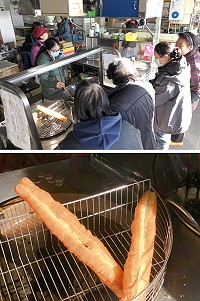傳統早餐愛好者又有新選項,鐵板包子攤位本週推出現炸老麵油條,Q彈口感,美味好吃又健康,開賣之後每天都吸引許多婆婆媽媽及饕客前往購買。(圖/文:曹重偉)