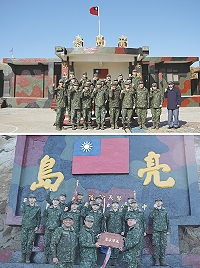 上圖:指揮官與亮島官兵於亮島台前方合影,在惡劣的海況、刺骨的寒冬之中,全體官兵都能感受到指揮官的關心,即使再困苦,仍會堅守崗位戍守北疆。下圖:指揮官將「袍澤永念」紀念牌贈與即將卸任的蔡隊長,並期勉新任鄭隊長延續優良傳統,持續建設亮島,共創佳績。(圖/文:黃柏健)
