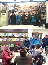 　在寒冷低溫下，副縣長王忠銘、議長張永江致送東引國軍、海岸巡加菜金及長輩、身障者慰問金，表達關懷之意。（圖：東引鄉公所）