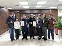 介壽國中小校長吳健忠、家長會長楊清宇及學生代表至警察局致贈水果與感謝狀,感謝員警們維護交通安全的用心。(圖:介壽國中小)