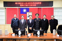 　連江縣消防局新舊任局長交接典禮，縣長劉增應佈達新人令，政風處長陳書樂監交印信交接。（圖／文：曹重偉）