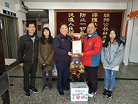 歲末迎春送感恩,中正國中小前往公車處及南竿警察所表達感謝。(圖:中正國中小)