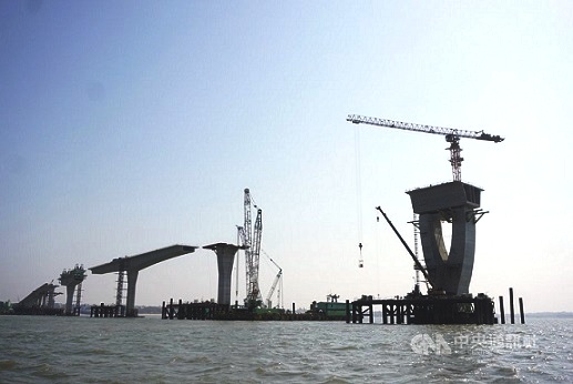 連接金門本島和烈嶼鄉的金門大橋預定2021年年底完工,金門縣長楊鎮浯18日表示,希望年底跨年晚會能在大橋上舉行,讓烈嶼民眾不用再搭船,直接從橋上回家。(圖:中央社攝)