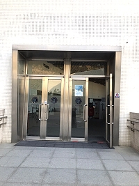 福澳旅運售票大樓前方辦理城鎮之心施工,大樓改由港運連對面大門進出。(圖:港務處)