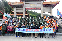 　年終大掃除，軍民動起來；誓師大會由縣長劉增應主持，期勉軍民鄉親一起整理家園，並致贈飲料給辛苦的支援軍中弟兄，感謝他們以實際行動，發揮軍民一家精神。（圖／文：曹重偉）