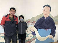 　結緣阿婆魚麵店，插畫家張瓊文在二代接班人陳順忠力邀下來馬完成大型壁畫。（圖／文：陳鵬雄）