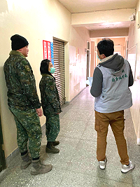 　春節將至，衛生福利局局長曾玉花一行人下鄉訪視東引衛生所，聽取地方基層需求建議，並勘察由東引指揮部協助規劃整備的大型隔離場所。（圖：衛福局）