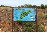 馬管處完成大坵全島叉路口指示牌建置,手機掃瞄QR CODE也能取得景區簡介相關資訊。(圖/文:陳鵬雄)