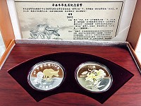 　央行牛年套幣開賣，但往年台銀馬祖分行前大排長龍場景卻不復見，研判主因是開放網購；今年包裝盒設計相當具有特色，底座及展示架結合成一體，豎立時可雙面展示，並以珠光斜織紋紙盒盛裝。（圖／文：曹重偉）