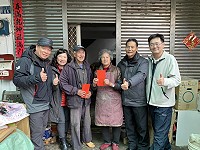　副縣長王忠銘走訪莒光賀新年，並代表縣長致贈65歲以上年長鄉親及身心障礙者春節慰問金，轉達問候及感謝之意。（圖／文：宋幸儒、蔡夢玲）