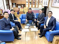 新任海巡署長周美伍(右1)允諾強力取締限制水域內違法作業陸船,並配合地方政府執行任務,維護海域生態資源、秩序及捍衛國土安全。(圖:立委陳雪生服務處)