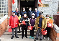 　農曆年腳步近，縣長劉增應、議長張永江21日下午偕同鄉長陳振國等人，前往介壽村致贈低收入戶、中低收入戶老人及身心障礙者春節慰問金；唐氏症基金會也舉辦春節送愛活動，請議長轉贈弱勢家庭溫暖年菜禮盒。（圖／文：曹重偉）