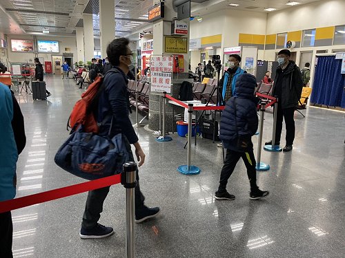 馬祖防疫升級,22日起機場、碼頭入境旅客都要量測體溫。(圖:馬祖日報社)