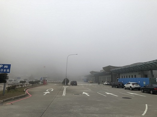 馬祖22日午後起大霧,南北竿機場關場,預報23日清晨仍易有局霧或低雲影響能見度。(圖:立榮航空馬祖站提供)