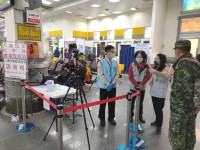 因應國內新冠肺炎疫情再起,流行疫情指揮中心超前部署,22日起恢復地區各機場、碼頭之體溫檢測工作;南竿機場由衛福局人員教育訓練後輪番上陣,以手持式紅外線熱像儀執行入境旅客體溫量測。(圖:連江縣衛生福利局)