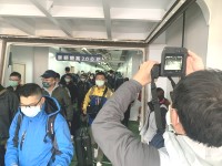 　馬祖防疫升級，22日起機場、碼頭入境旅客測量體溫，衛福局同仁昨日前往臺馬之星下船處量體溫。（圖／文：馮紹夫）