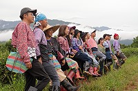 參與活動青年攜帶台灣傳統茄芷袋,於瑞穗迦納納部落開心合影。(圖:教育部)