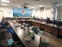 南竿警察所召開110年加強重要節日安全整備會議,由所長李政餘主持,邀集轄內憲兵、民防及社區巡守隊共同研商三項工作主軸。(圖/文:曹重偉)