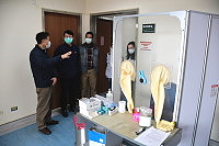 　因應國內疫情升溫，連江縣立醫院已於25日起恢復入院查核健保卡，縣長劉增應一行昨天前往關心實施現況及發燒篩檢站相關設施及病人動線。（圖／文：曹重偉）