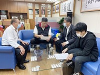 民航局空運組長鄭堅中針對春節暨元宵馬祖空運已預劃輸運及了解訂位狀況,25日到立院向立委陳雪生說明。(圖:立委陳雪生辦公室)