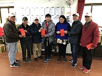 　連江縣村長交流協會理事長陳美貴會同復興村長曹爾嵐、仁愛村長黃寶清等人，前往南竿各村致贈春節慰問金。（圖／文：吳嘉榮）