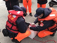 馬祖第一○岸巡隊青帆安檢所及莒光警察所加強碼頭貨物出港抽檢,以防疫情擴散和各類不法情事發生。(圖/文:宋幸儒)