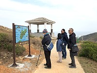 　強化大坵島遊客服務設施，馬管處方正光處長率工務單位登島現勘規劃。（圖／文：陳鵬雄）