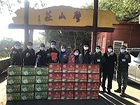 　年關近，北竿鄉公所與代表會帶著一卡車的高麗菜和蘿蔔前往北高守備大隊勞軍。（圖／文：陳鵬雄）