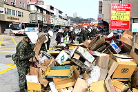 　南竿鄉東區110年終大掃除29日接棒，軍民一起徒手將許多大型廢棄物從民宅周邊搬出，介壽村辦前堆積如山。（圖／文：曹重偉）